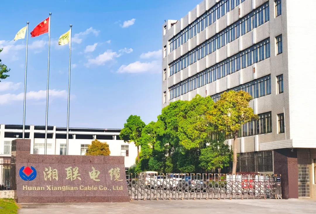 今日小雪，用一組湘聯(lián)小伙伴拍攝的美照來迎接廠區(qū)的冬天！